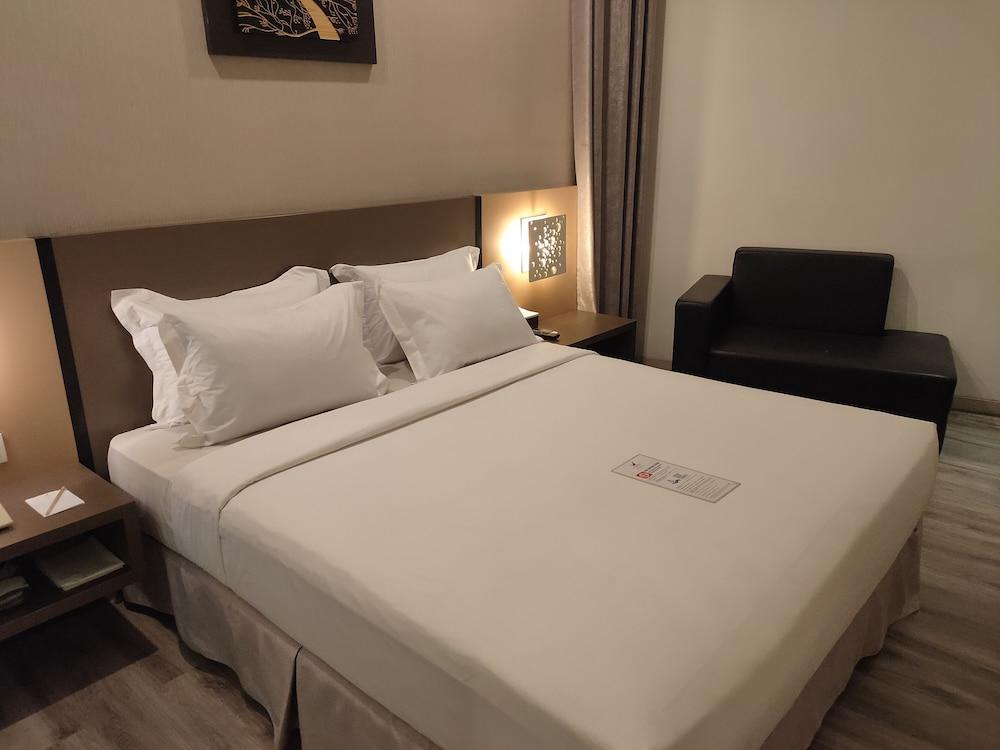 Oak Tree Urban Hotel Джакарта Экстерьер фото